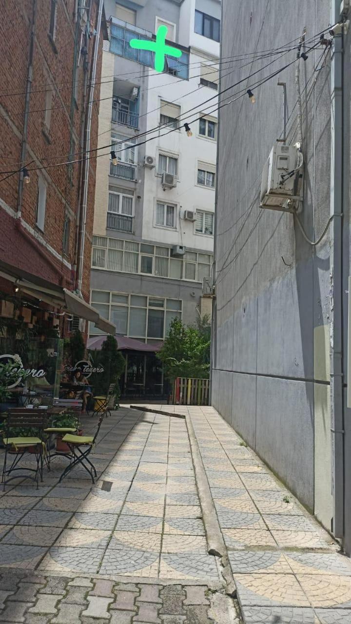 Centrally Located Glamorous Bright Apt Near Bazaar Tirana Exterior photo